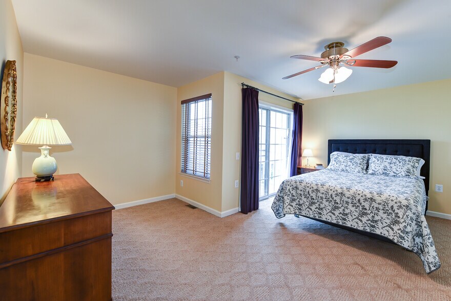 Master bedroom with balcony, walk in closet, and en suite bath. - 1405 Roundhouse Lane