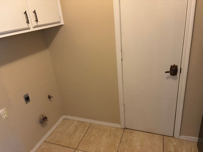 Building Photo - Large Home in Warr Acres, Putnam City Schools