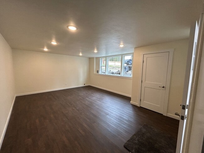 Building Photo - 131 Clothier Ln