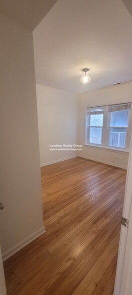 Building Photo - 4946 N Ridgeway Ave