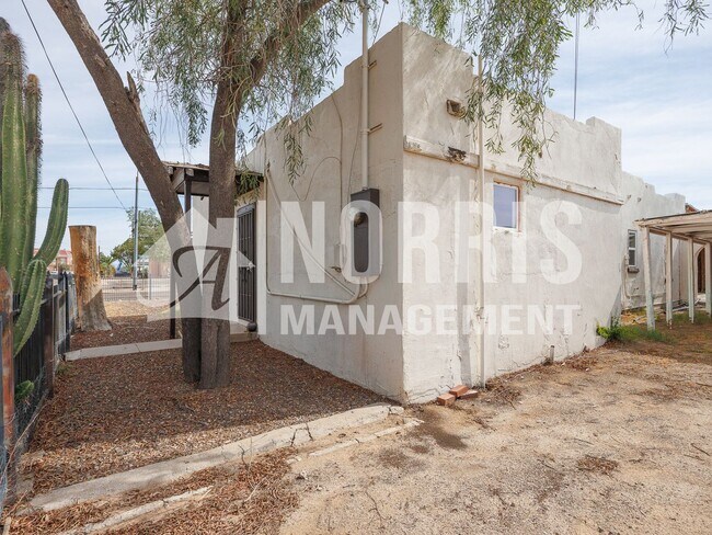 Building Photo - 225 E Aguilar St