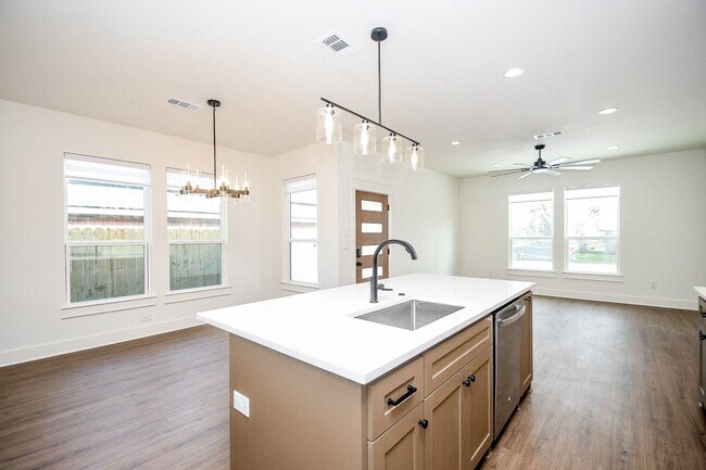 Building Photo - 4101 Victoria