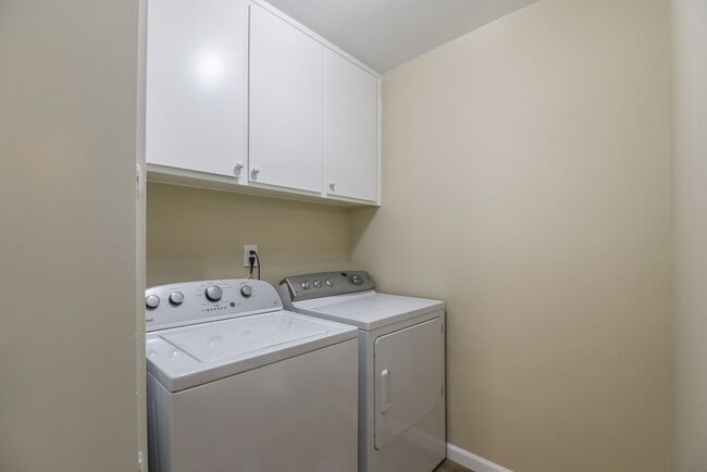 Building Photo - Welcome to this stunning 4-bedroom, 3-bathroom home in Tierrasanta