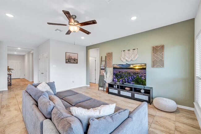 Building Photo - 717 Friar Tuck Dr
