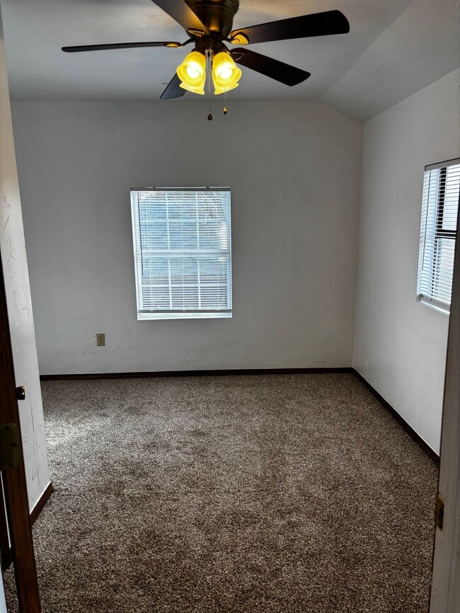 Building Photo - Adorable and spacious 2br 1ba apartment