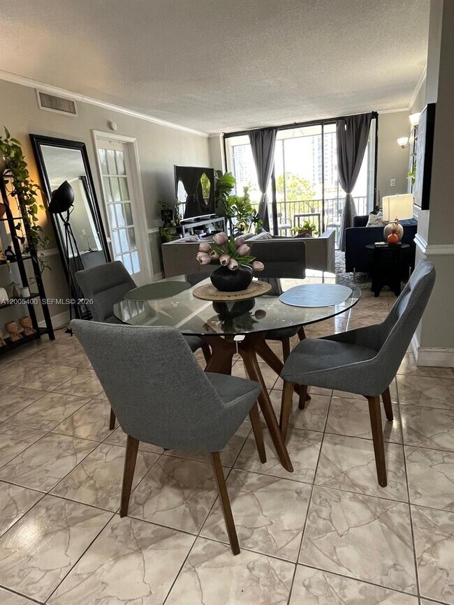 Building Photo - 3475 N Country Club Dr