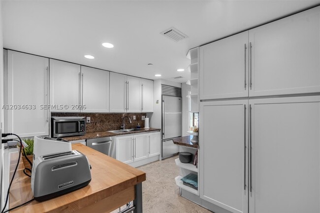 Building Photo - 151 Crandon Blvd