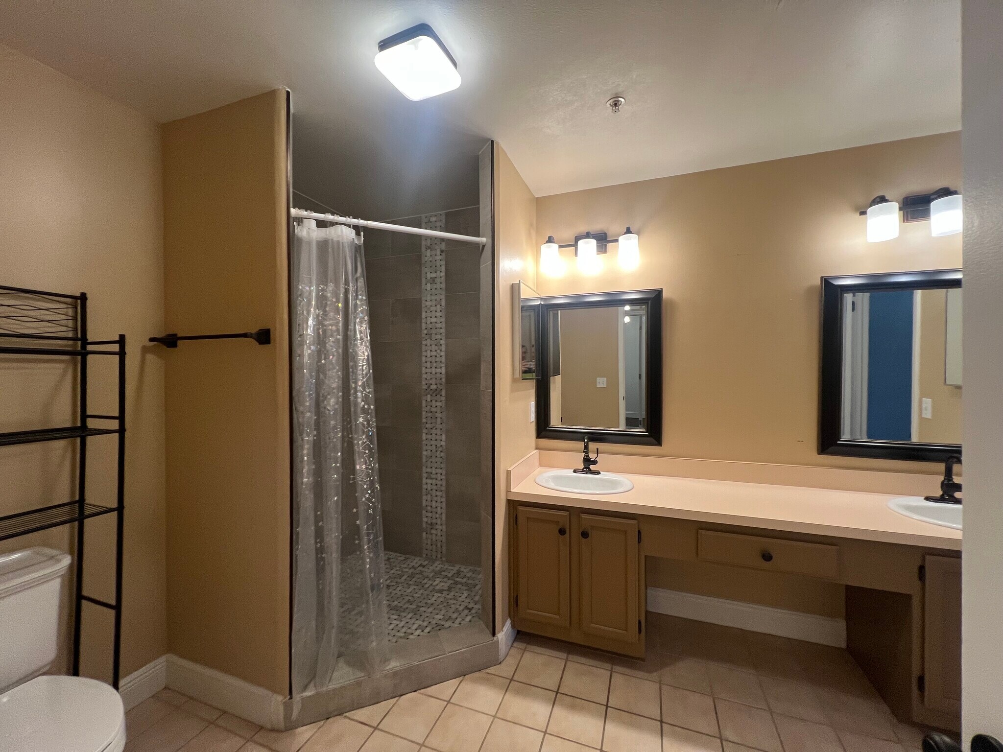 Building Photo - 755 Cove Way