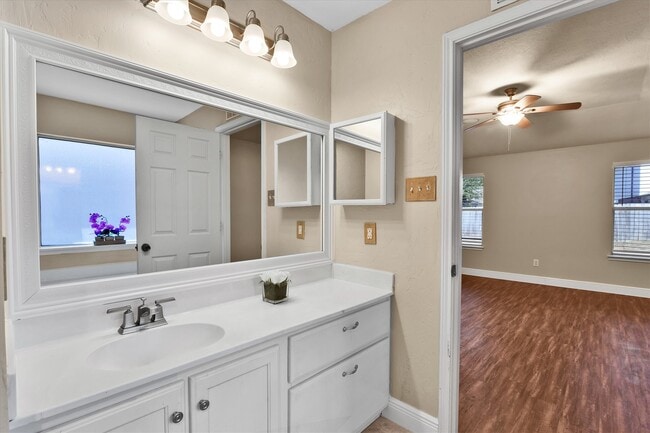 Building Photo - 914 Ivycroft Ln