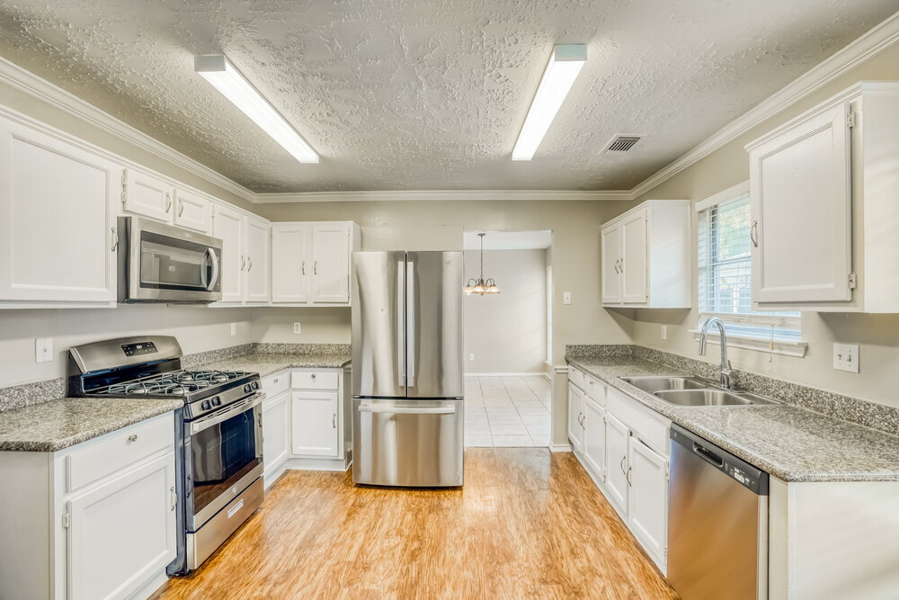 Building Photo - 20110 River Brook Dr