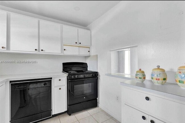 Building Photo - 8100 Sunrise Lakes Blvd