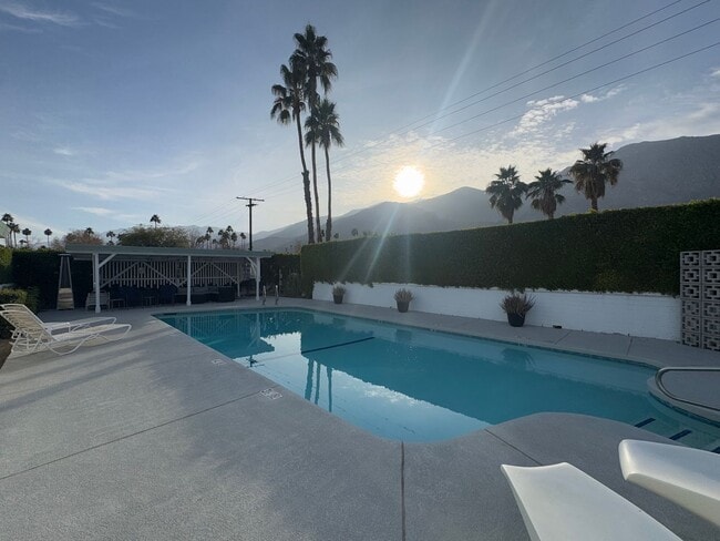 Building Photo - AVAILABLE NOW!! Studio Apartment in Palm Springs!!