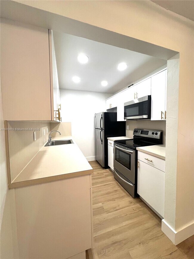 Building Photo - 10822 N Kendall Dr