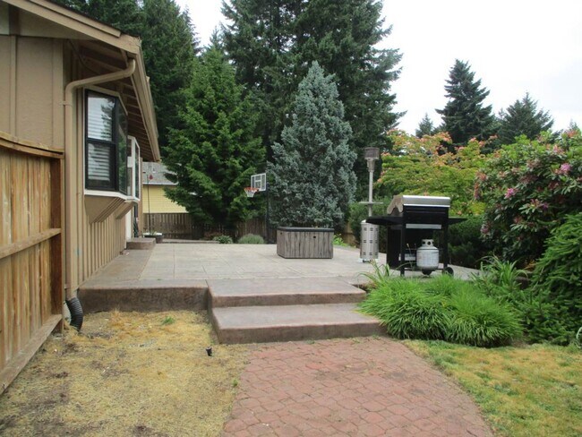 Building Photo - 3 Bedroom, 2.5 bathroom split level home in University Place