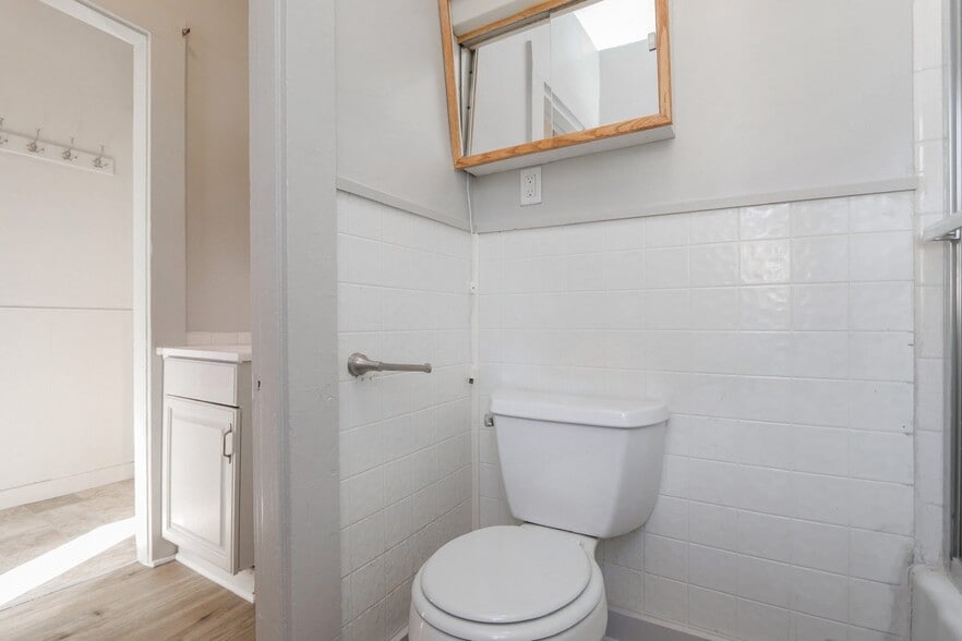 Bathroom - 32 Parker St