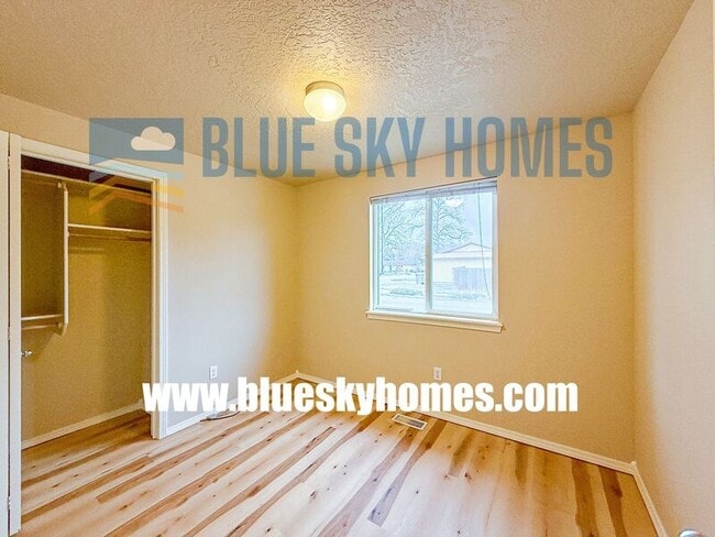 Building Photo - 1011 E Victory Rd