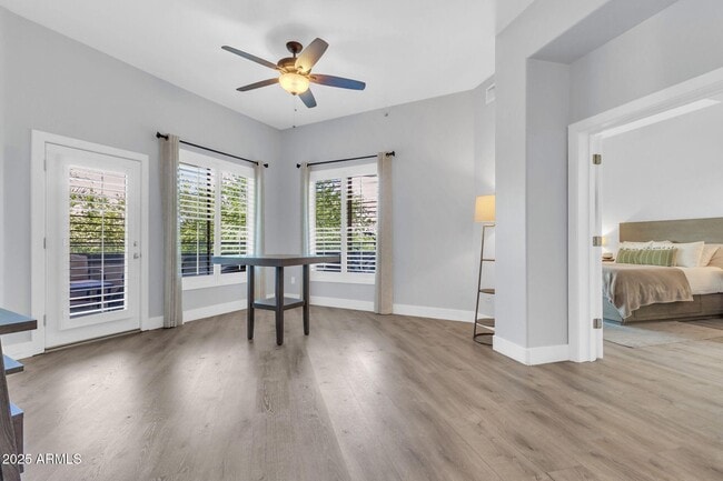 Building Photo - 945 E Playa Del Norte Dr