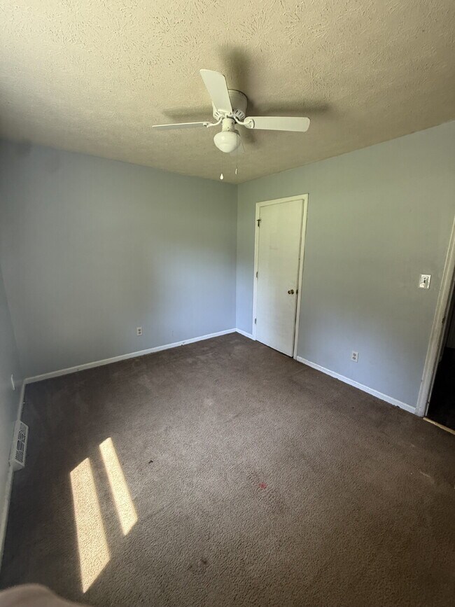Building Photo - 2 Bedroom 1 Bathroom Apartment in Madison Heights with off street parking.