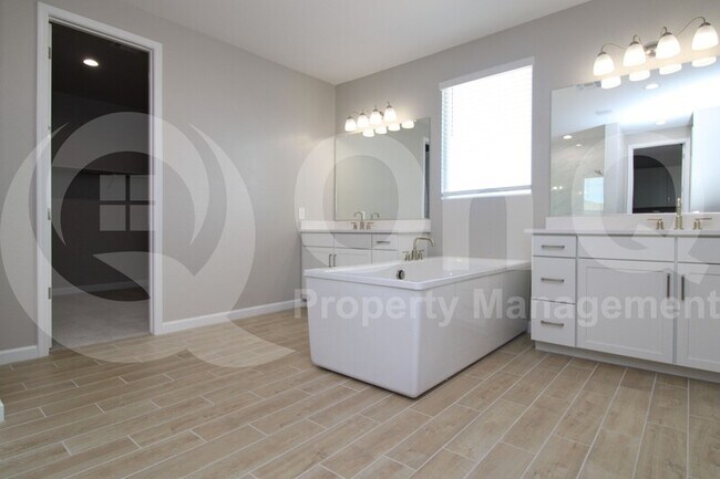 Building Photo - 5976 E Quail Ave