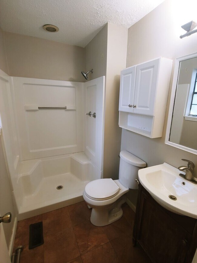 Building Photo - 8 Hickory Ln