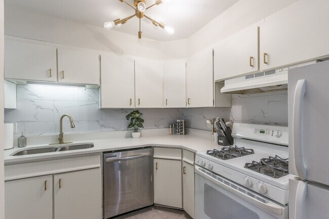 Building Photo - 4945 N Euclid Ave