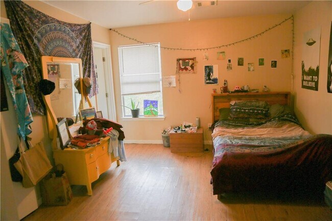 Building Photo - 1708 E 17th St