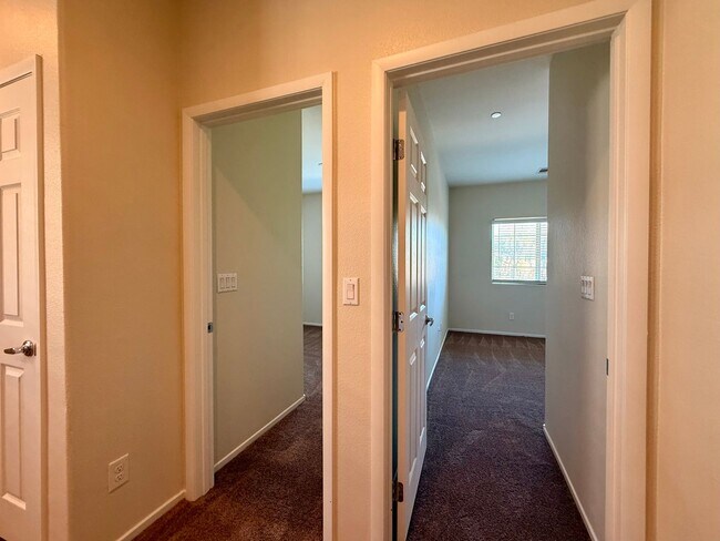 Building Photo - 3 BED 2.5 BATH 2 CAR GARAGE HOME w/ LOFT &...