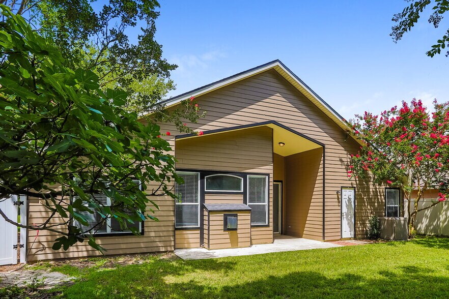 Building Photo - 8895 Canopy Oaks Dr