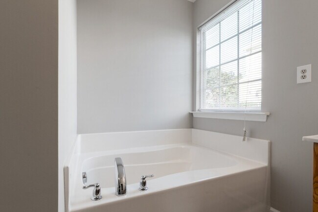 Building Photo - Spacious 4BR/3BA Home Near Downtown Durham | Deposit-Free Living | 1st-Floor Bedrooms