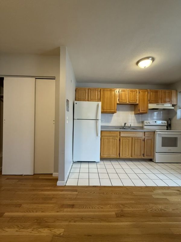 Building Photo - 565 Hyde Park Ave