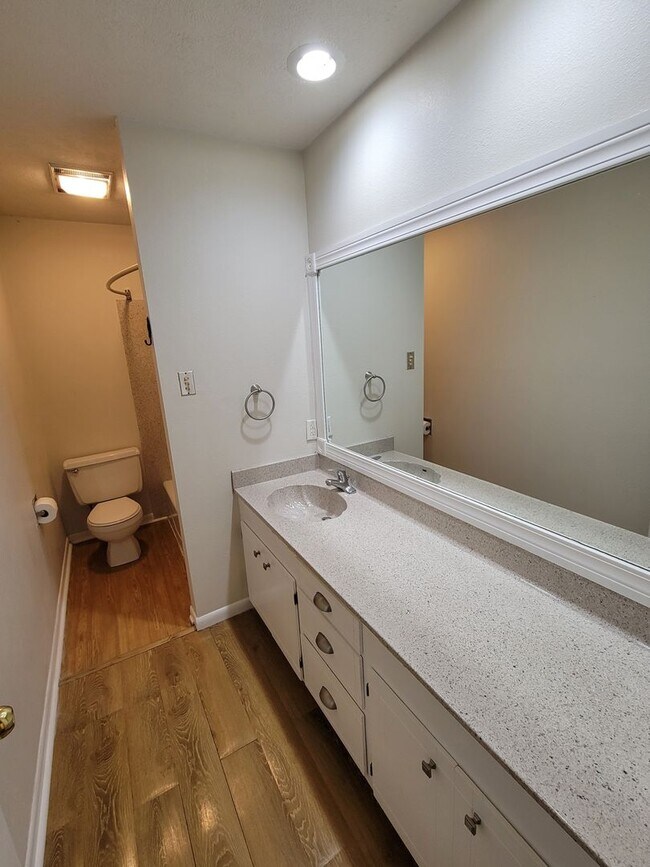 Building Photo - Cute 3B/2B Home Available on October 1st!