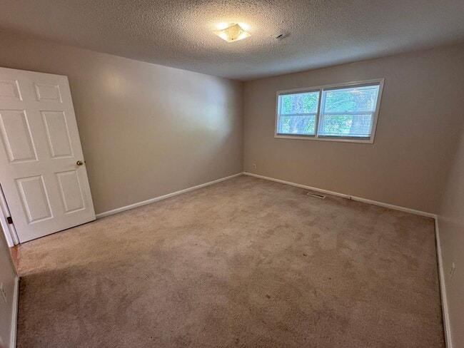 Building Photo - 1709 Oak Hill Dr S