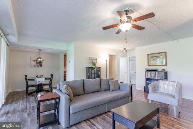 Building Photo - 22 Hermitage Dr