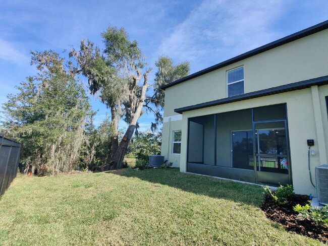 Building Photo - Spacious End-Unit Townhouse in FishHawk Ranch | Top-Rated Schools