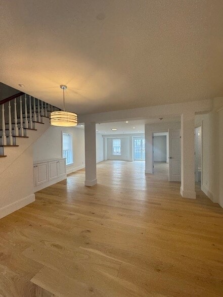 Building Photo - 2 Dearfield Dr