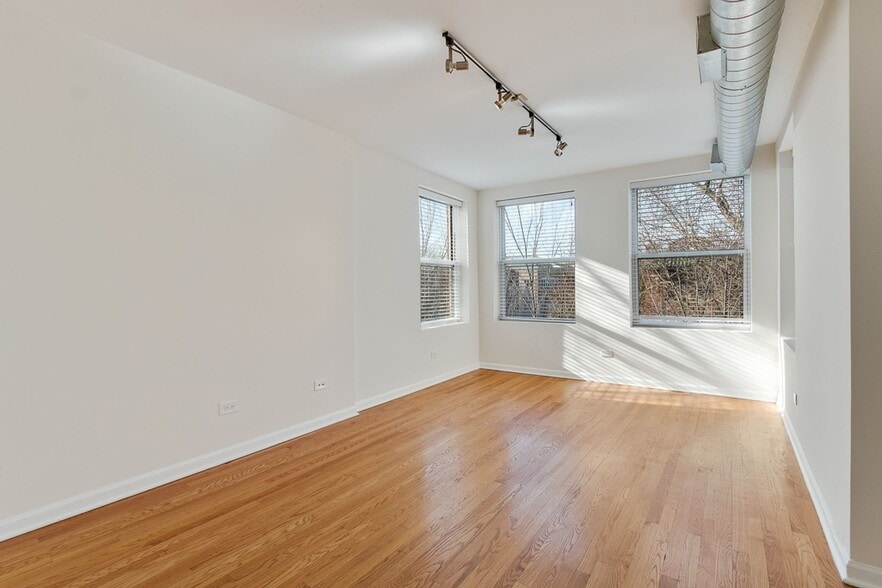 Building Photo - 2523 W Leland Ave