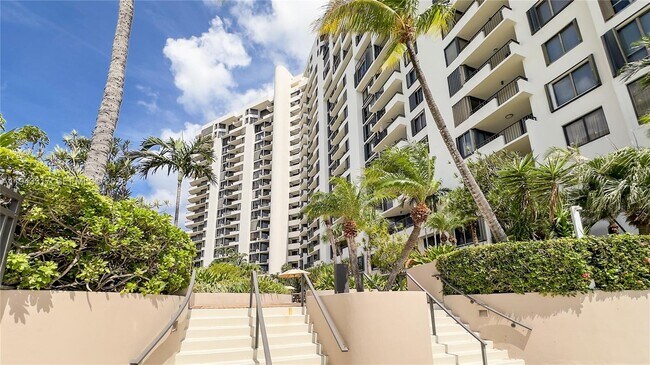 Building Photo - 520 Brickell Key Dr