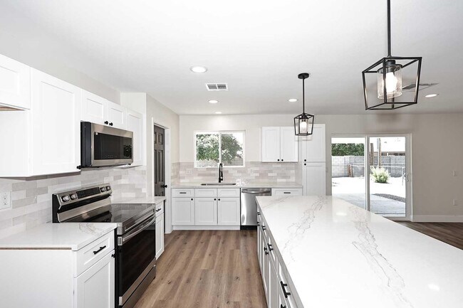 Building Photo - 10537 W La Jolla Dr