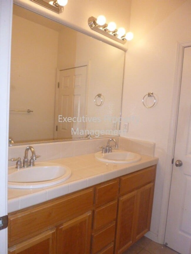 Building Photo - 717 Round Hill Dr