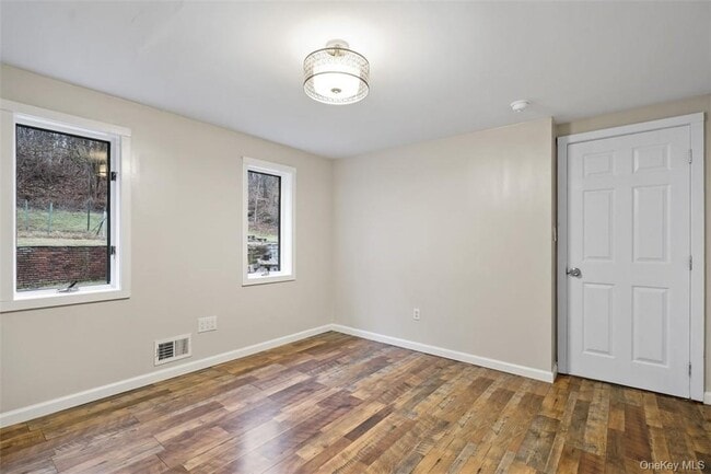 Building Photo - 17 Valley Dr