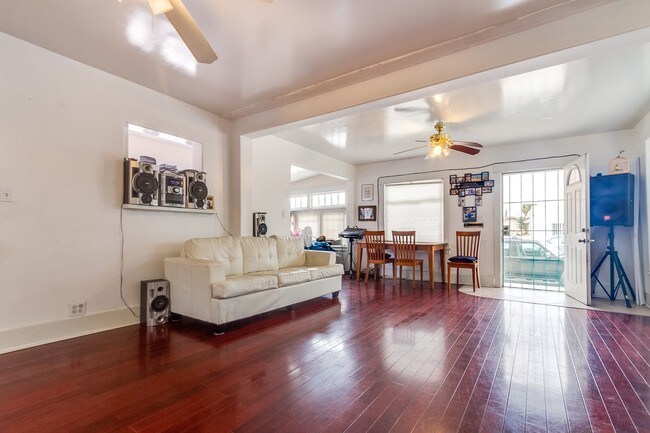 Building Photo - 201 E Eagle St