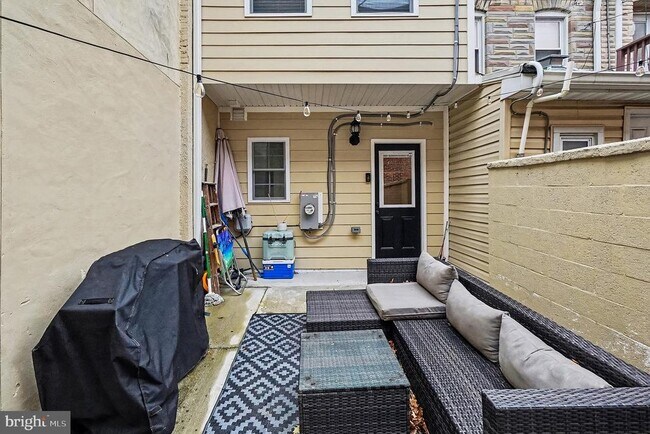 Building Photo - 443 S Robinson St