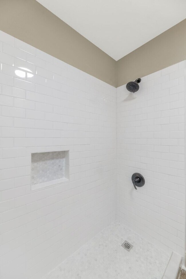 Building Photo - 2025 E Campbell Ave