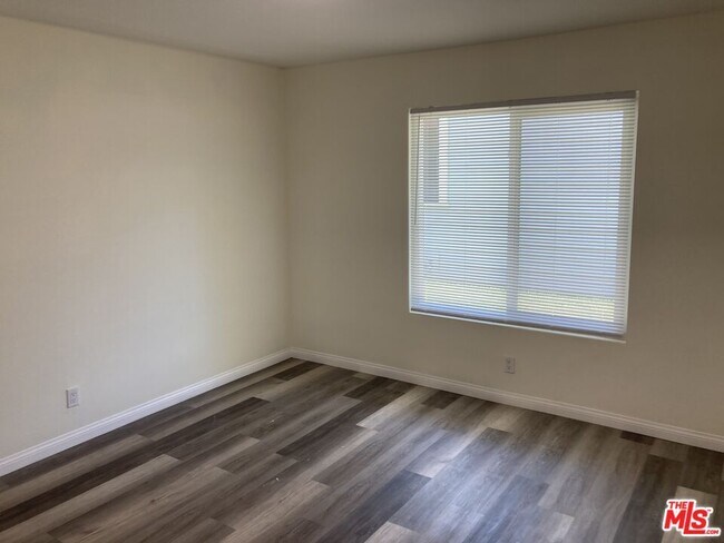 Building Photo - 309 E Cypress St