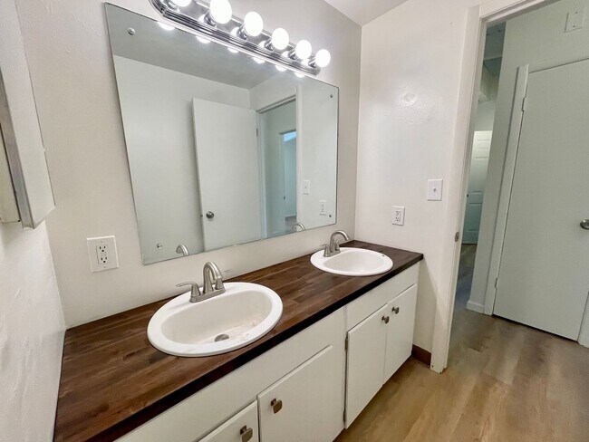 Building Photo - DESIRABLE MILLWOOD NEIGHBORHOOD ON TREE LI...