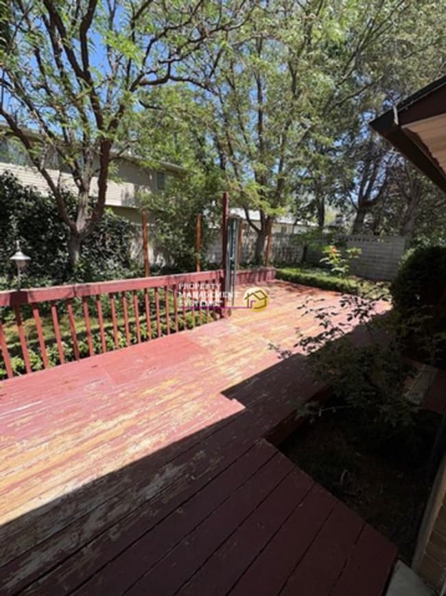 Building Photo - 4 Bedroom / 3 Bath Home in Sandy!