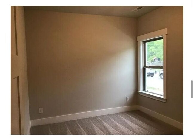 Building Photo - Luxury Townhome in Prime Location