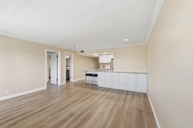 Building Photo - 801 NE 18th Ct