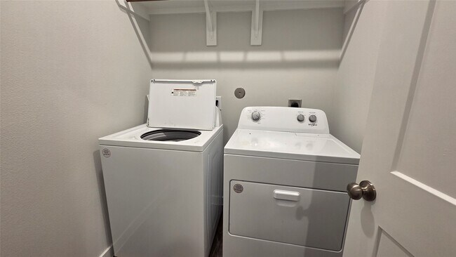 Building Photo - 25049 Pomegranate Pl