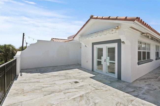 Building Photo - 732 NE 15th Ave